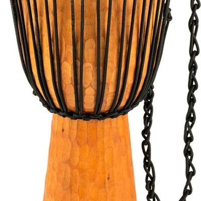 Djembe em madeira clara com pele branca e cordas pretas