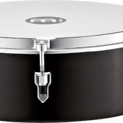 Tambor preto com pele branca e ferragens prateadas