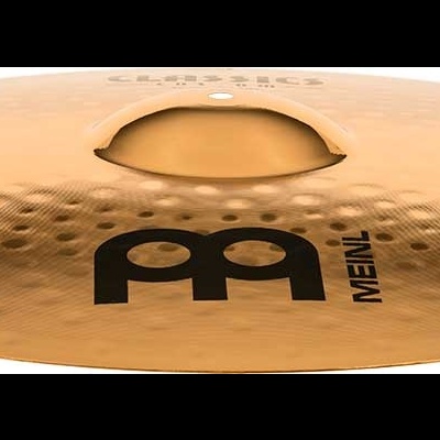 Prato de percussão em metal cobreado com textura martelada e textos 'MEINL' e 'BOSPHORUS' no centro