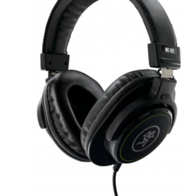 Auriculares pretos com cabo e arco almofadado