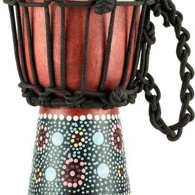djembe de madeira com cabeça de pele e decoração colorida com alça de corda preta