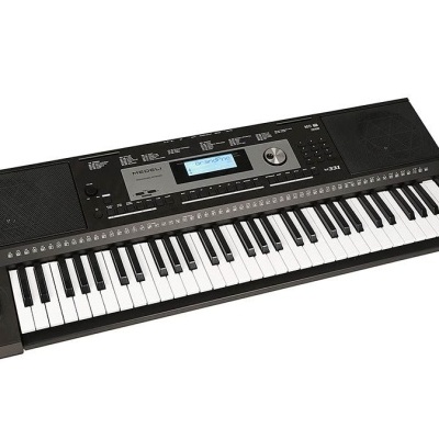 Teclado musical preto com 61 teclas e painel central digital