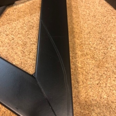 Canto de espelho com moldura preta sobre superfície de cortiça