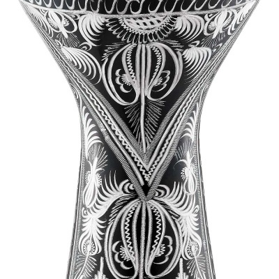 Darbuka preta com padrões florais brancos e logo MEINL na pele branca