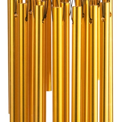 Sino dos ventos com tubos dourados pendurados numa base de madeira