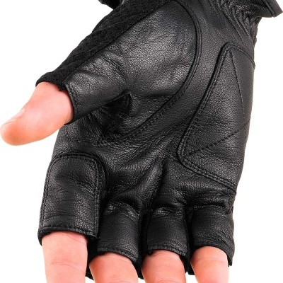 Luva preta sem dedos em pele com punho elástico