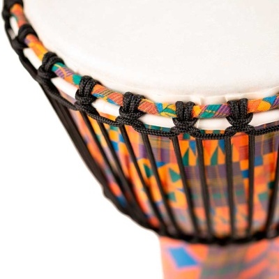Djembe com pele branca e corpo colorido geométrico