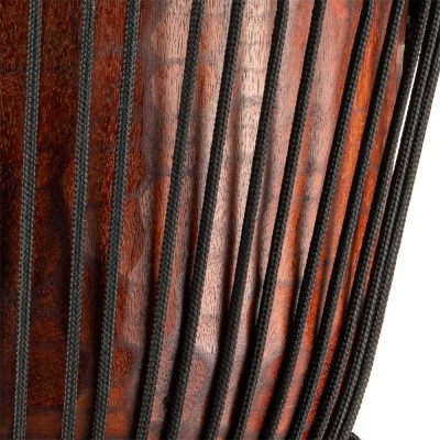 Instrumento musical de madeira com cordas pretas verticalmente