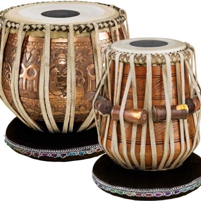 Conjunto de dois tambores tabla de cobre com superfícies brancas e cordas bege, base preta decorada