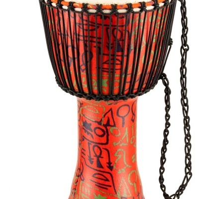 Tambor djembe vermelho com padrões pretos e verdes e lona branca.