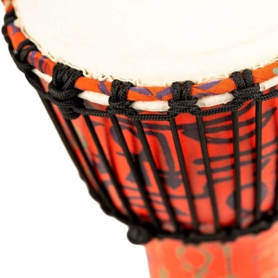 Pandeiro de percussão com pele branca e aro laranja com padrões abstratos e cordas pretas