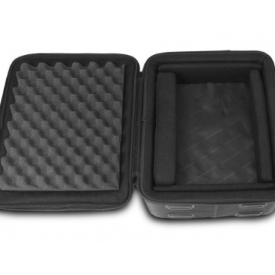 Mala de transporte preta aberta com interior almofadado em espuma