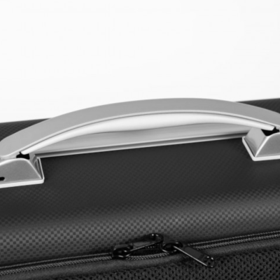 Fecho e pega de mala preta com textura tipo carbono em fundo branco