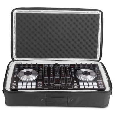 Controladora de DJ preta com superfícies giratórias prateadas numa mala de transporte preta aberta