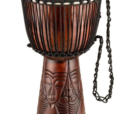 Tambor djembe de madeira com escultura e pele clara