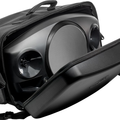 Bolsa térmica preta aberta com compartimentos interiores redondos e textura em textura fibra de carbono