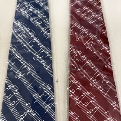 Gravatas azul e vinho com padrão de notas musicais em embalagem transparente