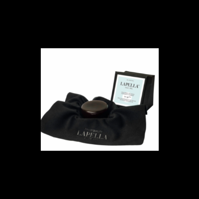 Pote preto com bolsa e etiqueta branca contendo texto LAPELLA