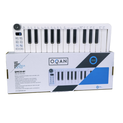 Controlador midi portátil QMC25-BT branco com teclas pretas e brancas e botões na lateral