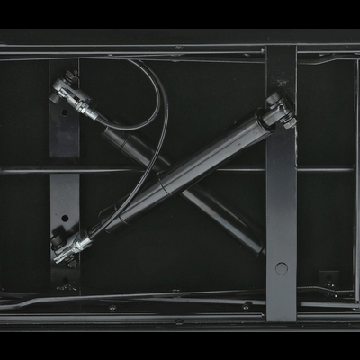 Estrutura metálica preta com suporte em X e cabos