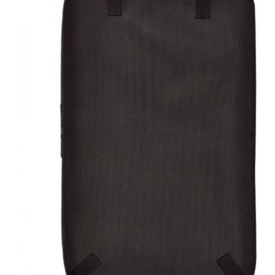 Tampão retangular preto com quatro alças em tecido resistente