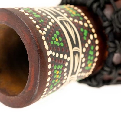 Cabo de instrumento musical djembe em madeira com decoração colorida e cordas pretas