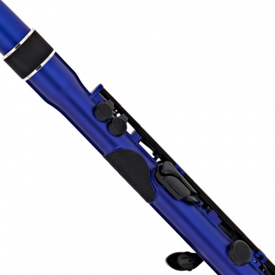 Flauta doce azul metálica com botões pretos e anéis prateados