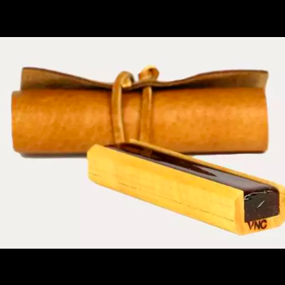 Estojo em couro castanho enrolado e marcador de livros em madeira clara com letras VNC