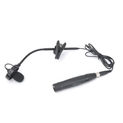 Microfone de lapela preto com cabo e microfone maior preto sobre fundo branco
