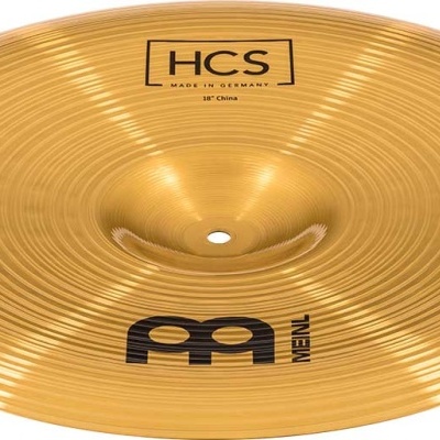 Prato de bateria dourado com textos HCS MADE IN THAILAND BY MEINL