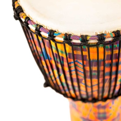 Djembe colorido com pele branca e padrão étnico.