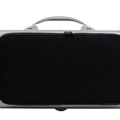Estojo rígido cinzento e preto com fechos metálicos e cabo