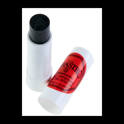 Bastão de cera preta com embalagem branca e rótulo vermelho