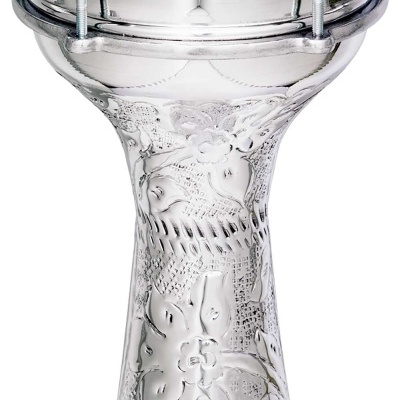 Darbucca metálica prateada com pele branca e logo MEINL