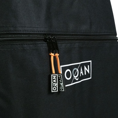 Mochila preta com fecho e puxadores laranja e etiqueta com texto OOAN