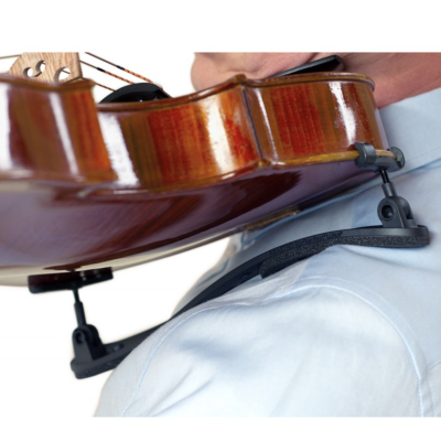 Violoncelo castanho polido apoiado com acessório preto no ombro de pessoa com camisa azul claro