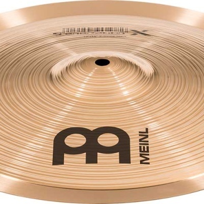 Prato de bateria dourado Meinl com textura circular e logotipo preto