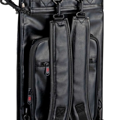 Mochila preta em couro sintético com alças acolchoadas e zíperes.