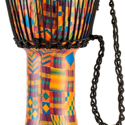 Tambor djembe colorido com padrões geométricos e alça preta trançada