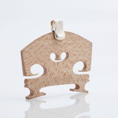 Ponte de violoncelo de madeira clara com clipe metálico em fundo branco