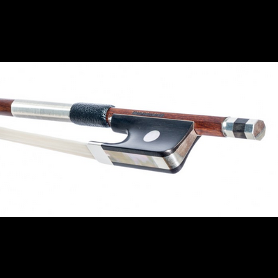 Arco de violino de madeira castanha com detalhes em prata e preta sobre fundo branco