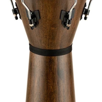 Djembe em madeira com pele clara e ferragens metálicas