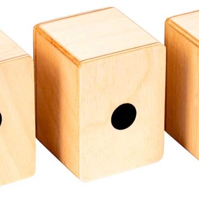 Três blocos cúbicos de madeira com pontos pretos