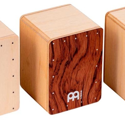 Três tambores cajón de madeira com logo MEINL