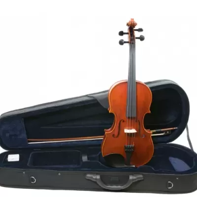 Violino castanho com arco em estojo preto aberto