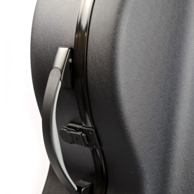 Estojo rígido preto para instrumento musical com pega e fecho preto