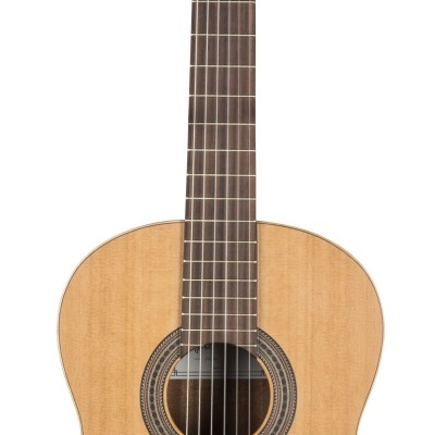 Guitarra clássica de madeira clara com seis cordas e cabeça com logo branco