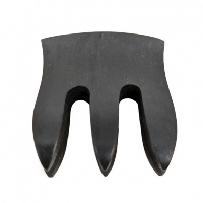 Peça metálica preta com três pontas arredondadas e base larga