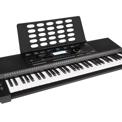 Teclado digital preto com 61 teclas e suporte para partituras.