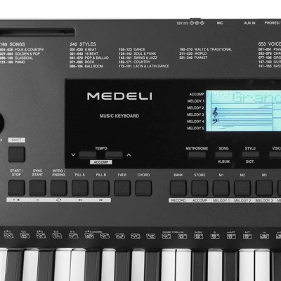 Teclado musical Medeli com visor digital e teclas brancas e pretas